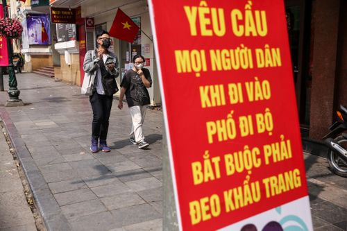 Người dân Hà Nội tuân thủ đeo khẩu trang ra đường, xuống phố sắm Tết