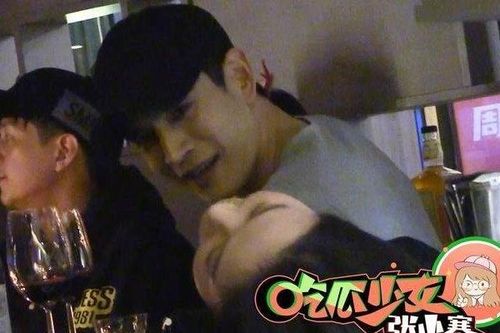 Nam diễn viên Kinh Siêu bị bắt gặp đi quán bar cùng ba cô gái trẻ