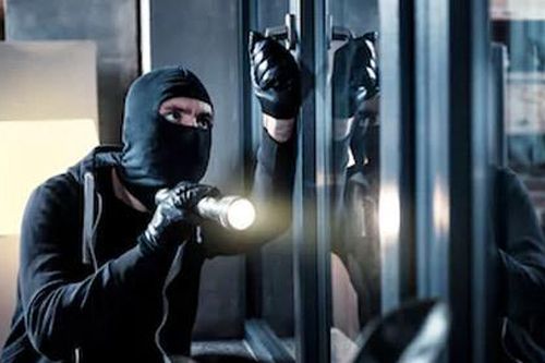 Cách ứng xử kỳ lạ của tên trộm khi bị chủ nhà bắt quả tang