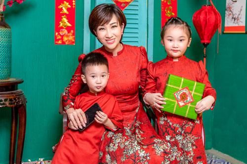 Lều Phương Anh chụp bộ ảnh Tết rực rỡ cùng hai con
