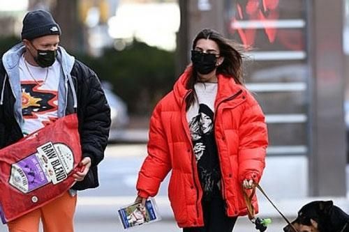 Emily Ratajkowski cùng chồng dắt thú cưng ra phố đi dạo