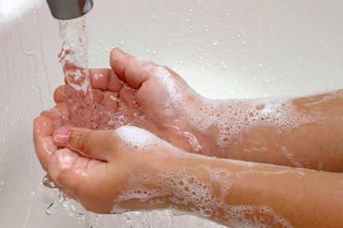 Tại sao xà phòng diệt khuẩn thường vô tác dụng?