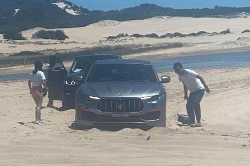 Xế sang Maserati Levante nhận cái kết đắng khi chạy trên cát