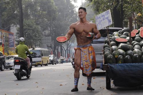 Danh tính đầy bất ngờ của chàng trai 6 múi hóa thân thành Mai An Tiêm bán dưa giữa lòng Sài Gòn