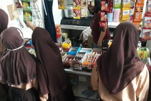 3 nữ sinh đầu độc bạn cùng lớp vì ghen tị điểm số