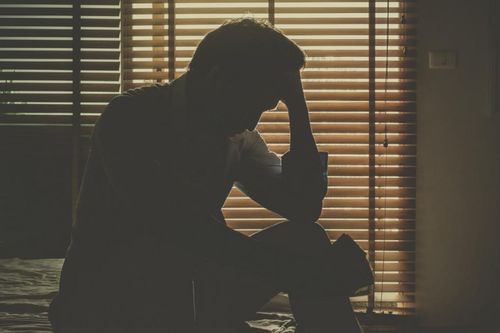 Tắm cho con gái 9 tuổi, người chồng phát hiện bí mật động trời về vợ