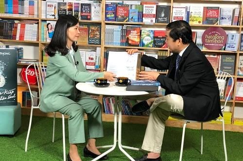 Trao tặng sách cho các phạm nhân dịp Tết Tân Sửu 2021