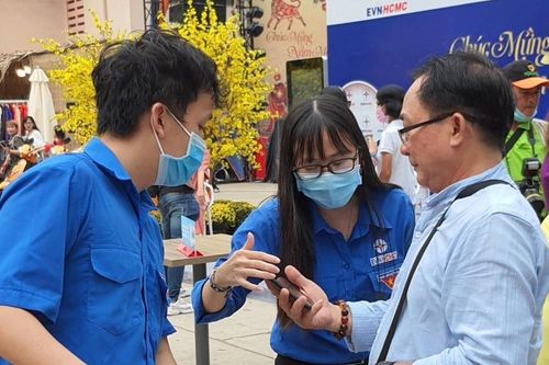 EVNHCMC đẩy mạnh vận động người dân sử dụng dịch vụ điện trực tuyến