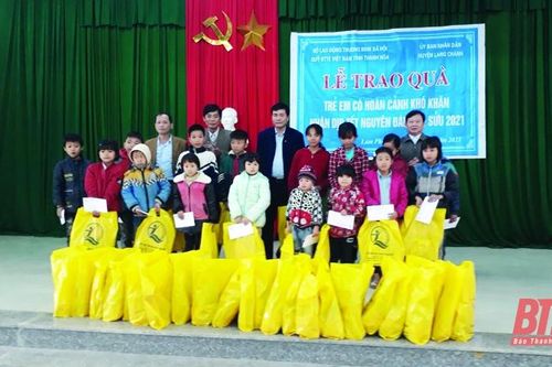 Chung tay chăm lo tết cho gia đình chính sách và hộ nghèo
