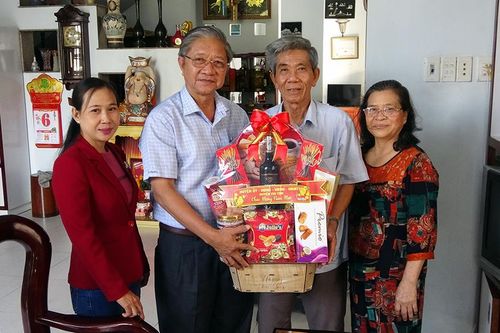 Ông Cao Quang Liêm chúc Tết nguyên lãnh đạo huyện Tri Tôn