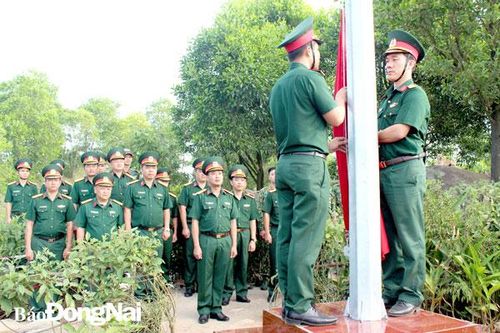 Thiêng liêng cờ Tổ quốc trên đỉnh núi Chứa Chan