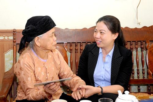 Đồng chí Lê Thị Kim Dung tặng quà Tết tại huyện Na Hang