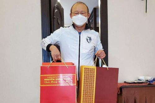 Thủ tướng Nguyễn Xuân Phúc tặng quà Tết huấn luyện viên Park Hang-seo