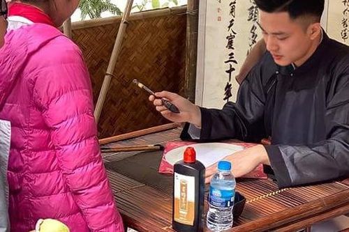 Thầy đồ đẹp trai 'không góc chết' khiến hội nữ sinh muốn xin chữ