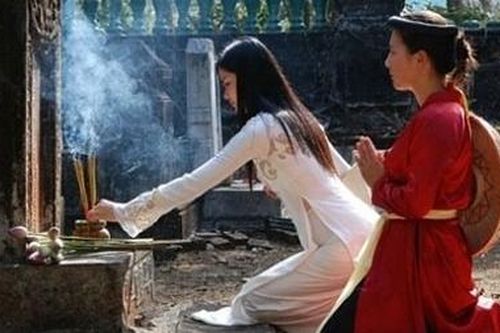 Những dòng người đi về phía ấy…