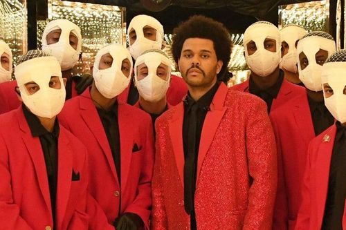 Super Bowl Halftime Show 2021: The Weeknd một mình 'cân team', H.E.R hát mở màn ngọt như mía lùi