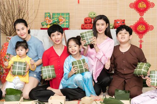 Mẹ con Trương Quỳnh Anh cùng nhà Xuân Lan, Thân Thúy Hà gói bánh chưng đón Tết