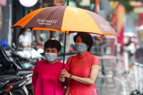 TP.HCM mưa lớn trái mùa ngày cận Tết