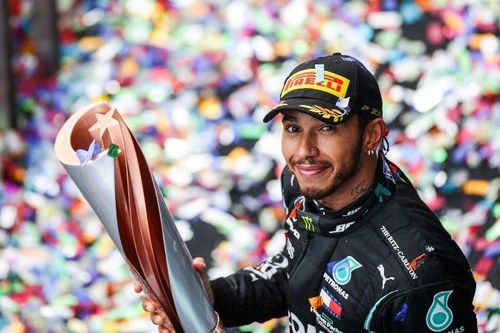 Hamilton gia hạn hợp đồng với Mercedes