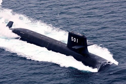 Tàu ngầm quân sự Nhật Bản va chạm tàu thương mại
