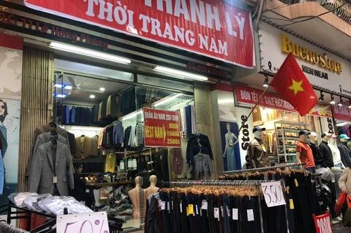 Thời trang Tết xả hàng vẫn vắng khách