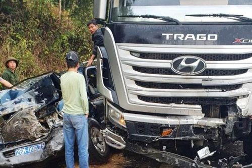 Tai nạn giao thông mới nhất hôm nay 8/2: Xe bồn va chạm xe biển xanh, ít nhất 7 người thương vong trên Quốc lộ 6