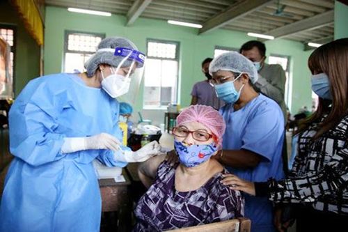 Đẩy mạnh việc tiếp cận vắc-xin phòng Covid-19