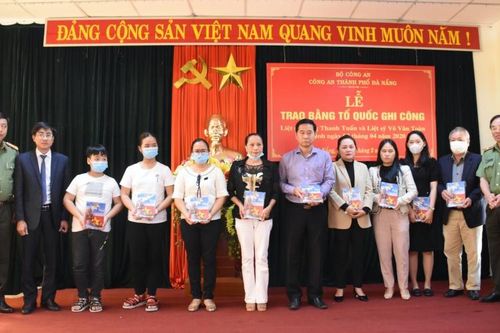 Trao Bằng Tổ quốc ghi công hai liệt sĩ Đặng Thanh Tuấn và Võ Văn Toàn