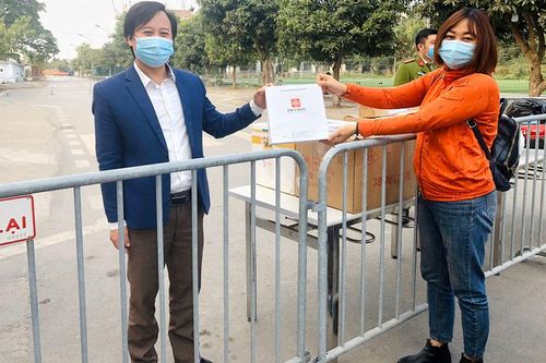 Tặng sách cho học sinh mầm non và tiểu học đang phải cách ly