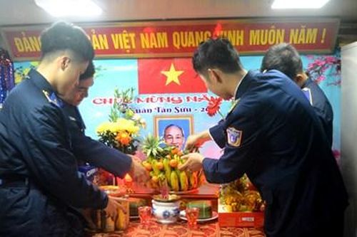 Rộn ràng đón xuân trên tàu Cảnh sát biển 6001