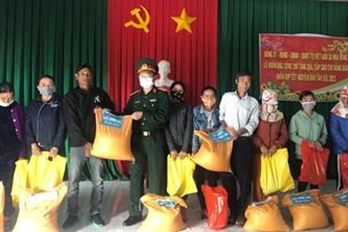 Lữ đoàn Đặc công 198 tặng gạo Tết cho hộ nghèo và gia đình chính sách