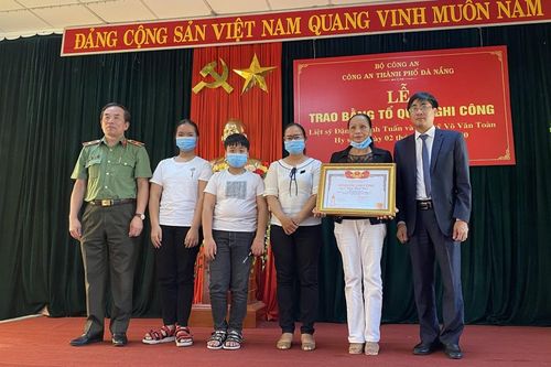 Trao tặng Bằng 'Tổ quốc ghi công' cho thân nhân 2 liệt sĩ cán bộ, chiến sĩ Công an Đà Nẵng