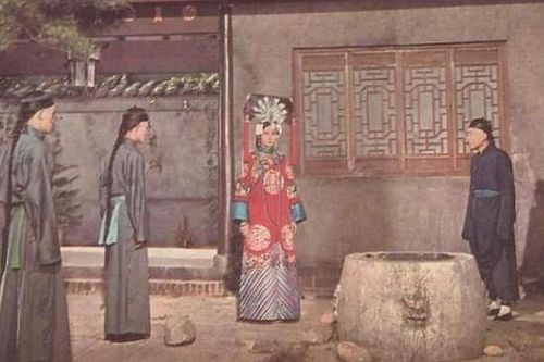 Từ Hi Thái hậu đẩy Trân phi xuống miệng giếng bé đầu khó lọt
