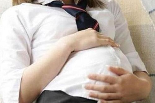 Nữ sinh lớp 8 mang thai với nam sinh lớp 7: Bé gái có phạm luật?