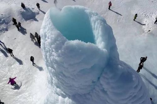 Độc lạ ngọn núi lửa 'phun ra băng' ở Kazakhstan