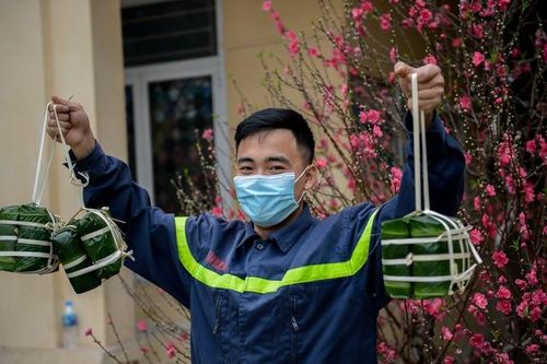 Những người hùng 'khắc tinh của lửa' quây quần gói bánh chưng đón Tết