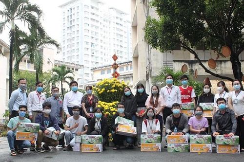 Đại học Y Dược TPHCM thăm và tặng quà sinh viên không về quê dịp Tết