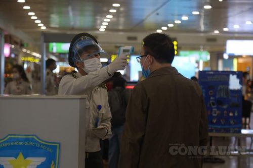 Hành khách buộc phải khai báo y tế trước mỗi chuyến bay