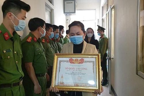 Trao tặng Bằng Tổ quốc ghi công cho thân nhân 2 liệt sĩ Công an Đà Nẵng