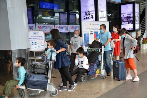 Cận tết, đi lại ở bến xe, ga tàu ra sao?