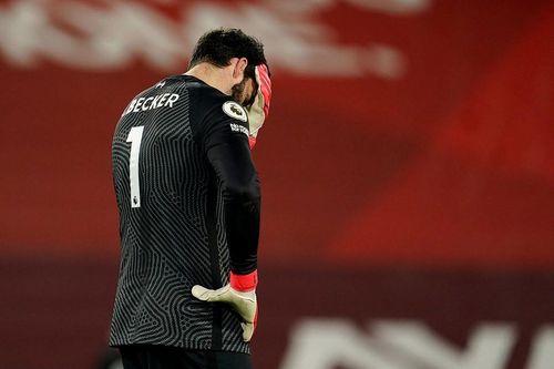Thủ môn Alisson 'tấu hài', Liverpool thua thảm Man City