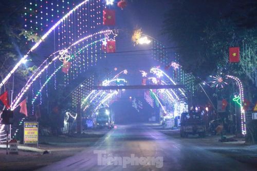 Rực sáng những 'cung đường nêu' đón Tết ở xứ Nghệ