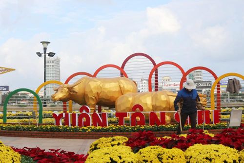 'Trâu kéo cày', trâu kim tiền vào đường hoa Tết 10 tỷ đồng ở Đà Nẵng