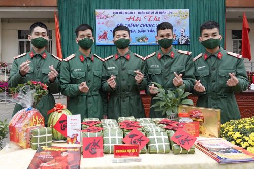 Đoàn viên Lữ đoàn cận vệ thép thi gói bánh chưng Tết