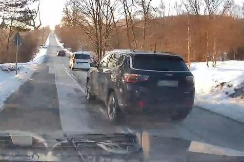SUV 'chơi khăm' ôtô đang vượt lên