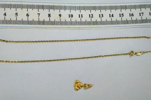 Người đàn bà U70 giật dây chuyền bé 2 tuổi