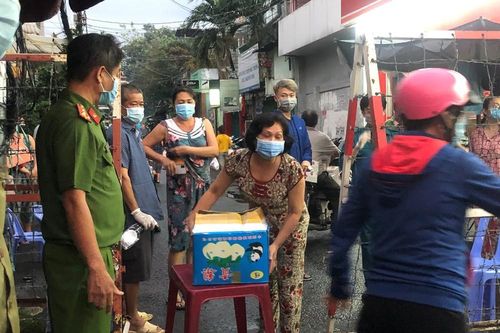 Dân Mả Lạng đem cả 'siêu thị' vào khu cách ly