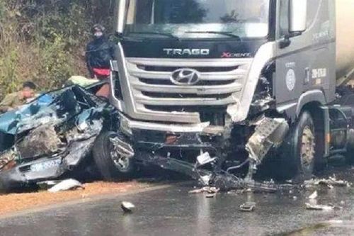 Va chạm với xe bồn, 7 người trên xe biển xanh thương vong