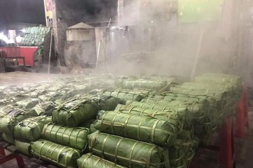 Cao điểm đốt lò đỏ lửa, trắng đêm canh ngàn cái bánh chưng