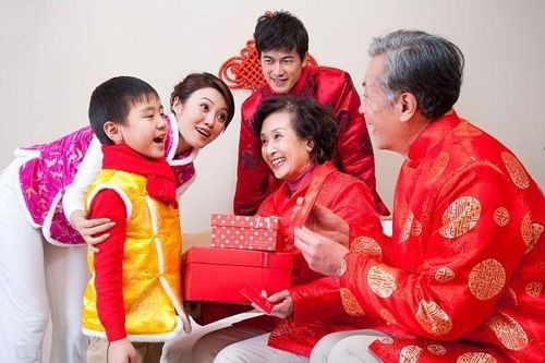 Mách nhỏ cô dâu cách mua quà Tết biếu bố mẹ chồng 'đúng ý trọn tình'